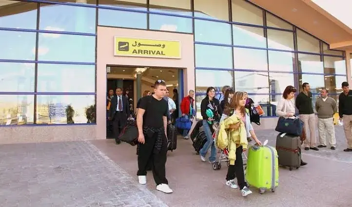 Reisende verlassen den Ankunftsausgang am Flughafen Marsa Alam