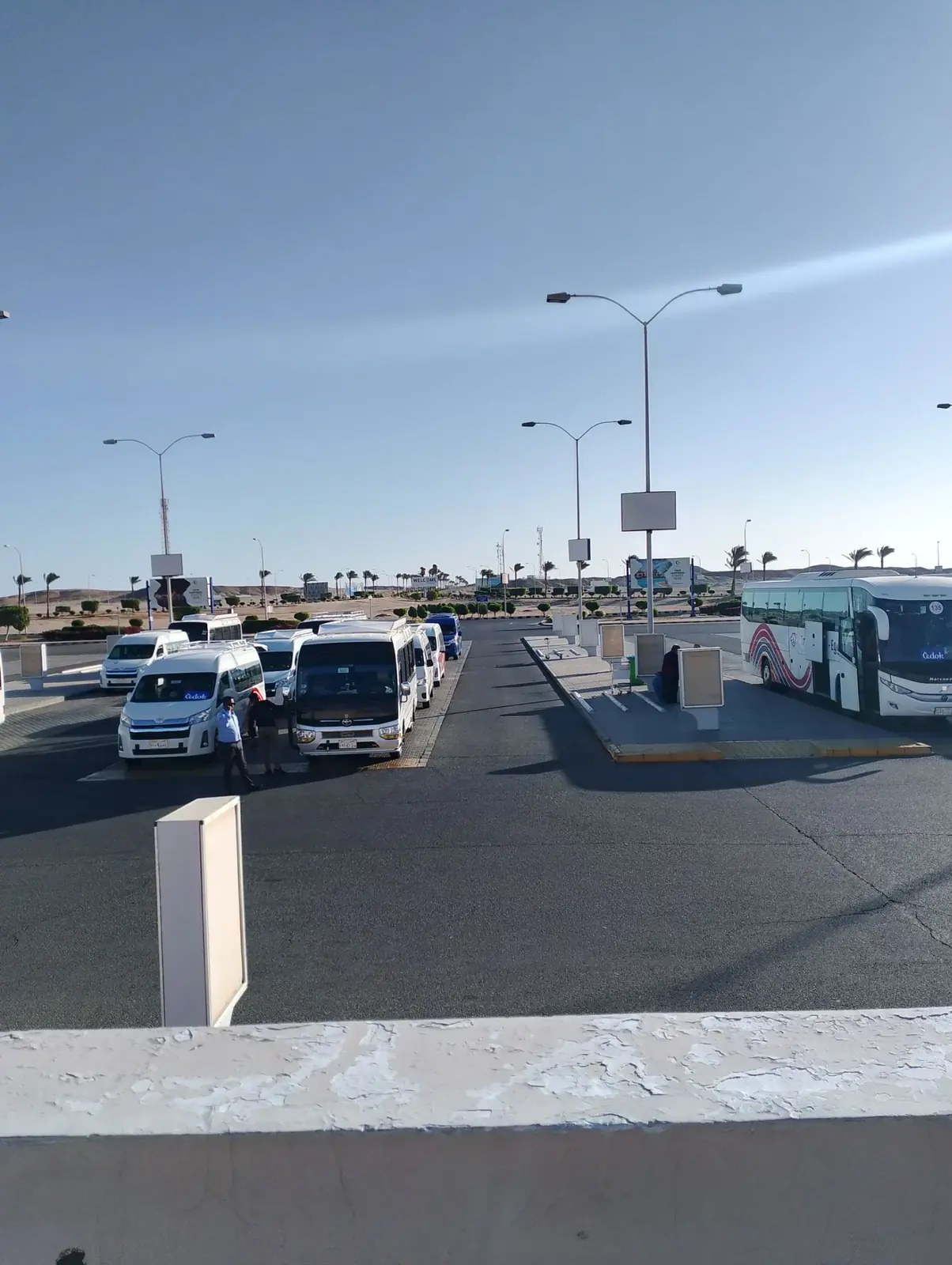 Parkplatz vor dem Flughafen Marsa Alam