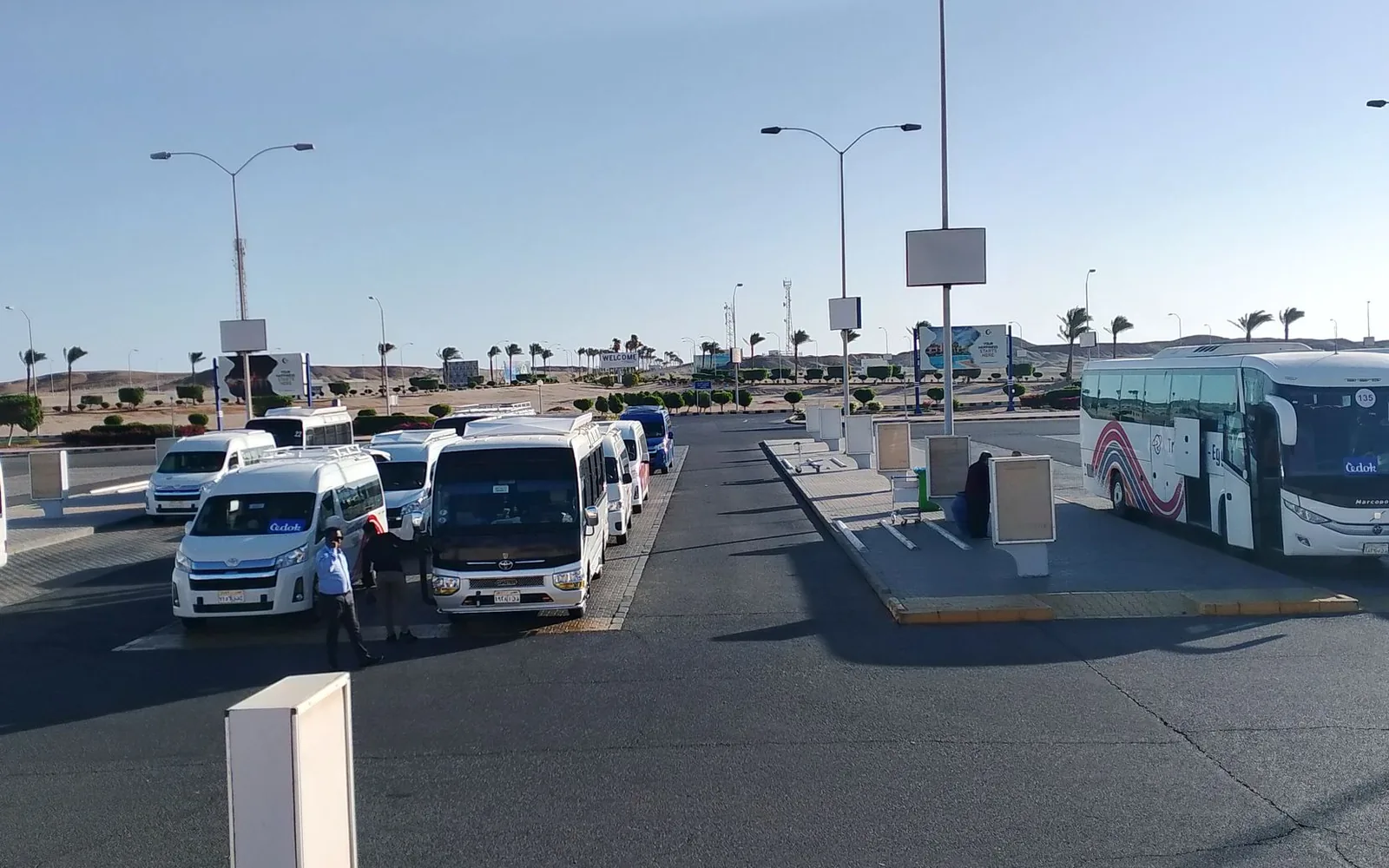 Parkplatz vor dem Flughafen Marsa Alam