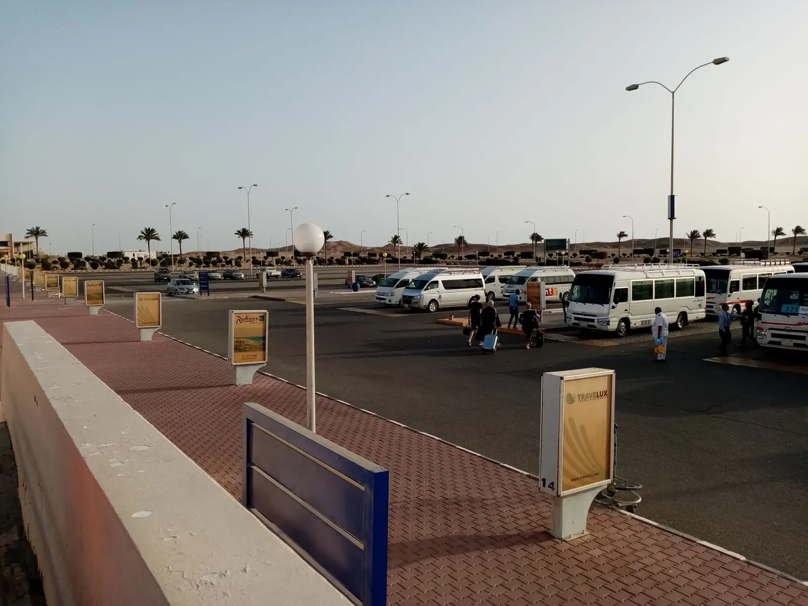 Vorplatz und Transferbusse am Flughafen Marsa Alam
