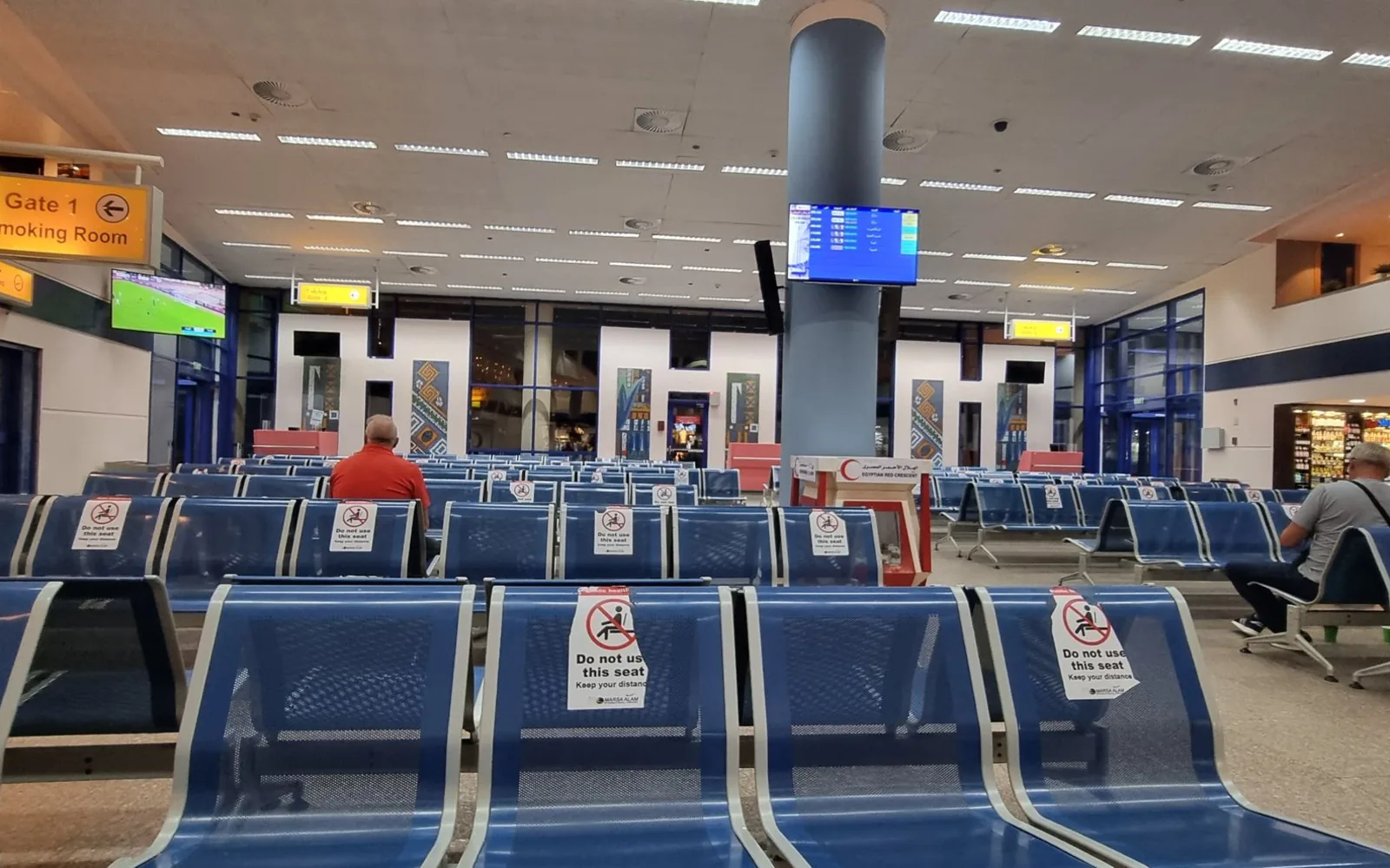 Wartehalle im Terminal des Flughafens Marsa Alam