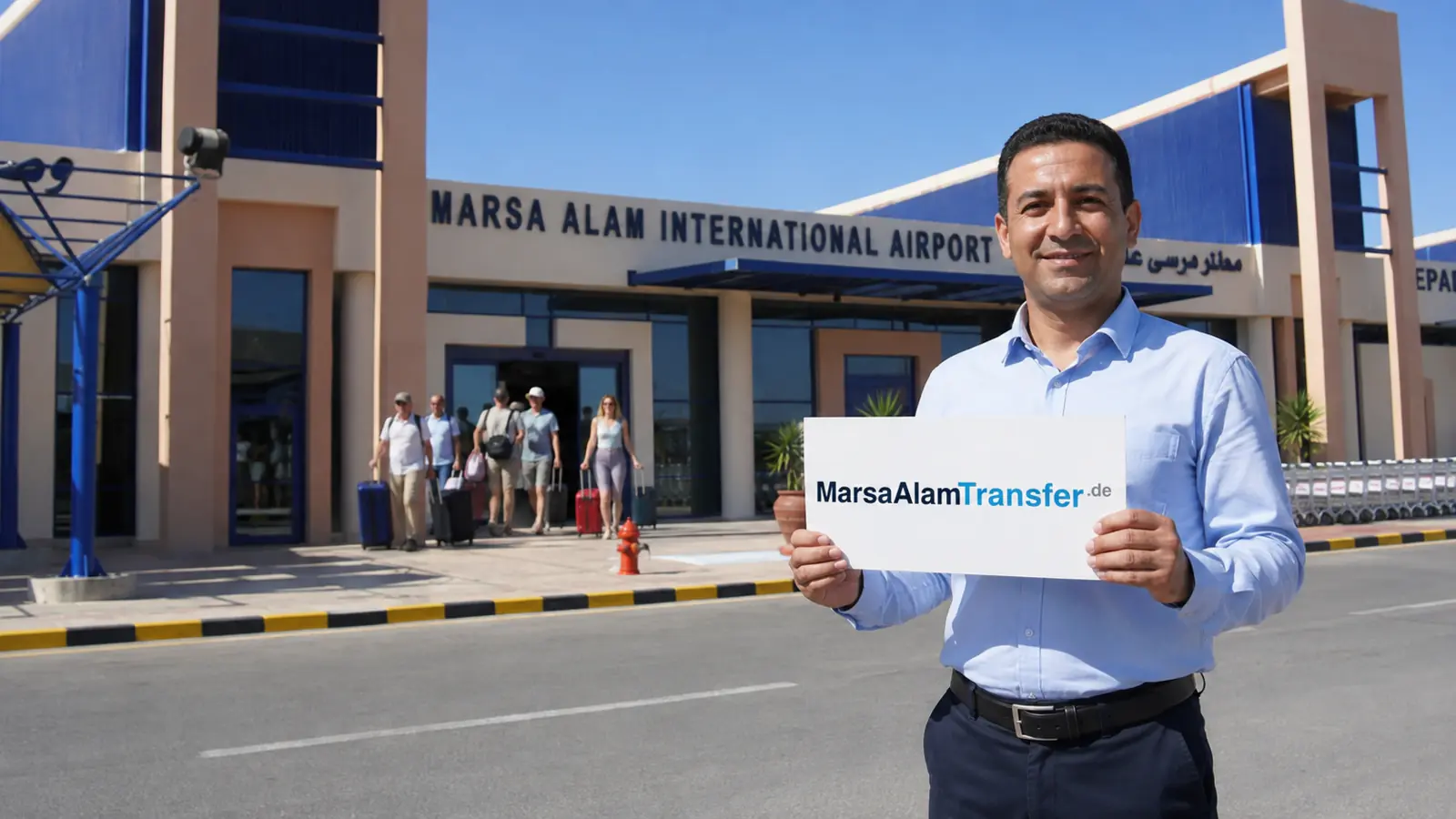 Symbolbild eines Transferfahrers mit MarsaAlamTransfer.de Schild vor dem Flughafen